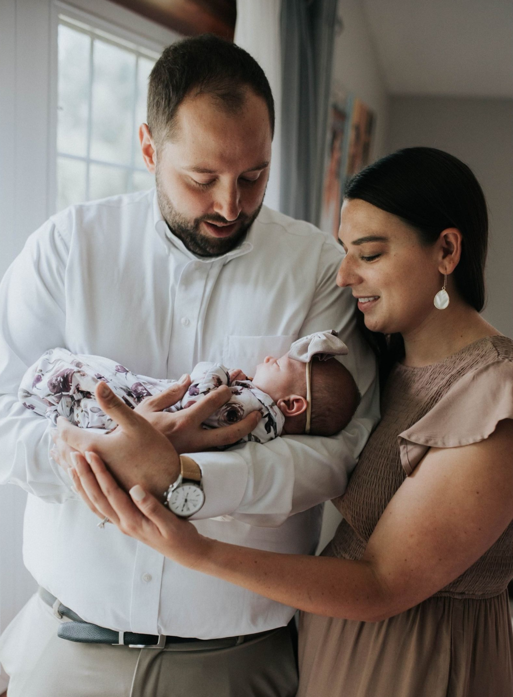 Weibliches Teammitglied mit einem Baby-Strampler von OneTrust 
